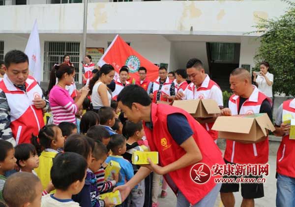 汉阴县平梁初中教师志愿服务队 与凤江小学孩子共度中秋