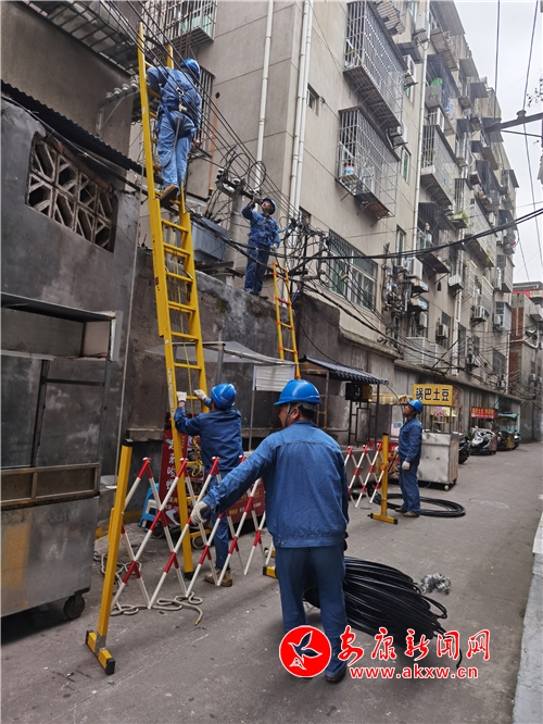 汉滨供电局技术人员，对培新街中营巷电缆进行整理